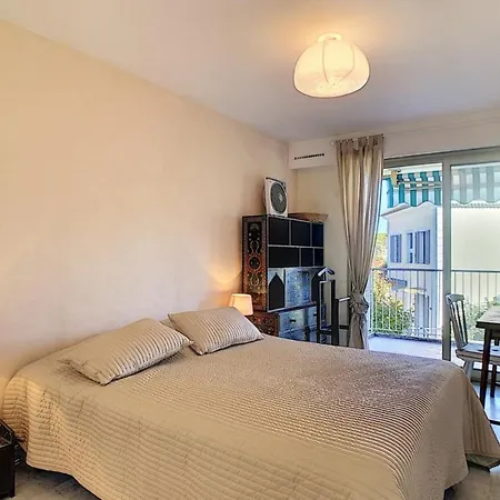 Апартаменти Three-bed With Superb Terrace In Cap D'antibes Антіб