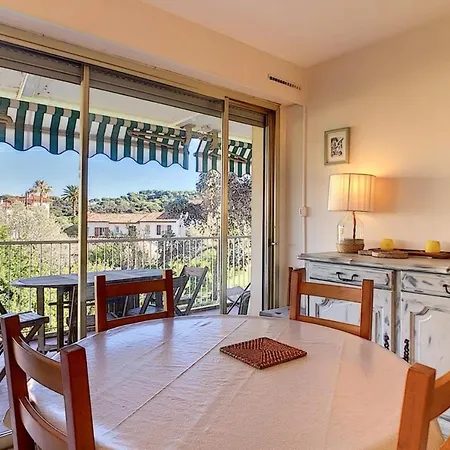 Апартаменти Three-bed With Superb Terrace In Cap D'antibes *