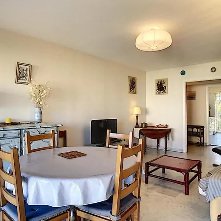 Appartement Three-bed With Superb Terrace In Cap D'antibes *